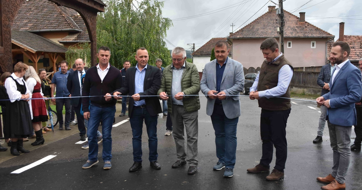 Felavatták az elkészült aszfaltutat Bogárfalván